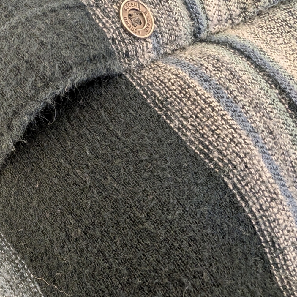 Bass Pro Shops Gray and Black Knit Jacket - Picture 2 of 11